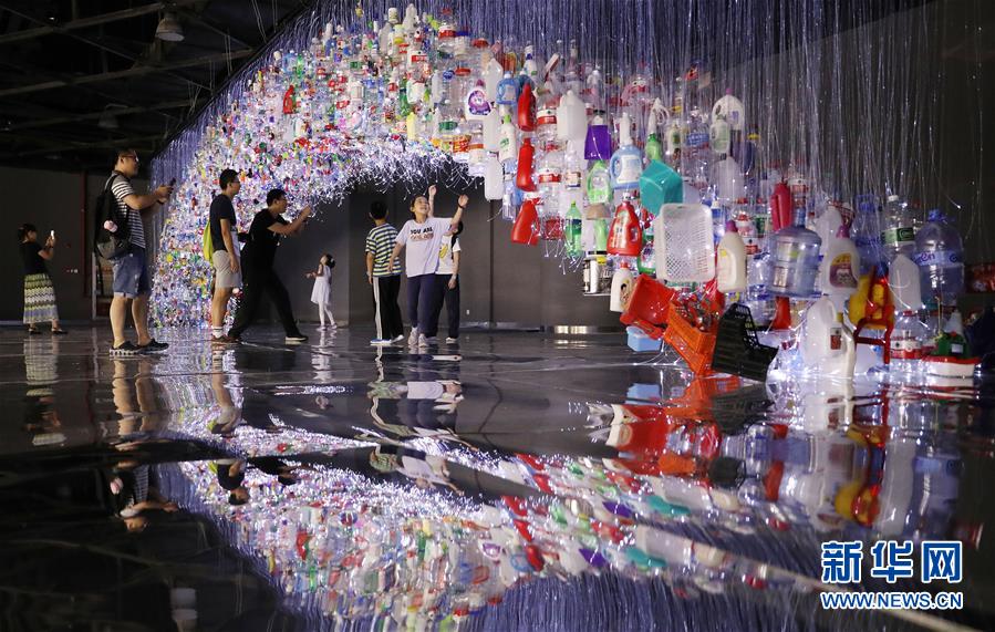 Shanghai: Obra de plástico desperta a consciência da proteção ambiental 