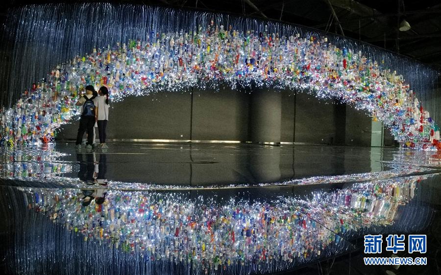Shanghai: Obra de plástico desperta a consciência da proteção ambiental 