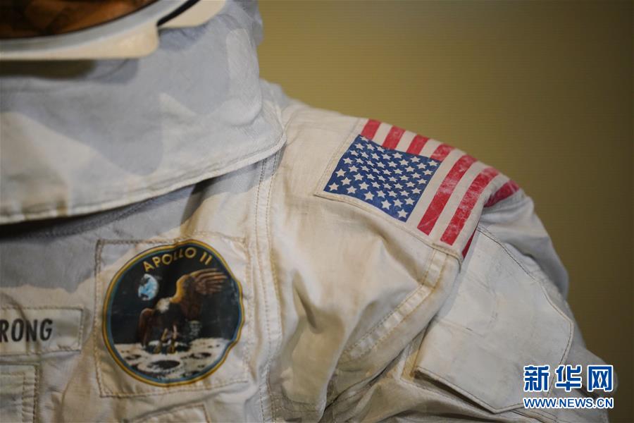 Galeria: Traje espacial de Armstrong retorna ao público