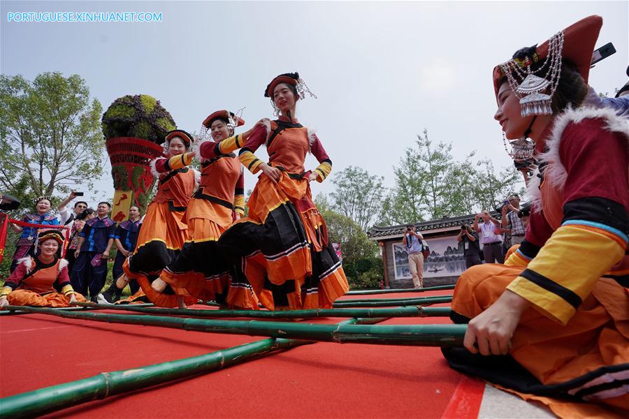 Pessoas do grupo étnico Yi marcam Festival Hualian (