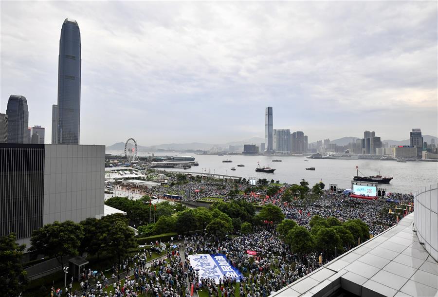 Residentes de Hong Kong organizam comício pedindo paz e estabilidade