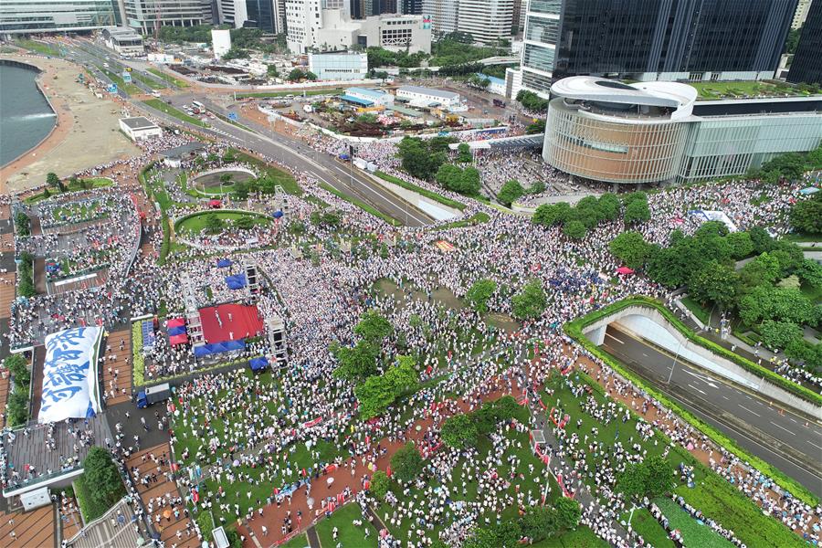 Residentes de Hong Kong organizam comício pedindo paz e estabilidade