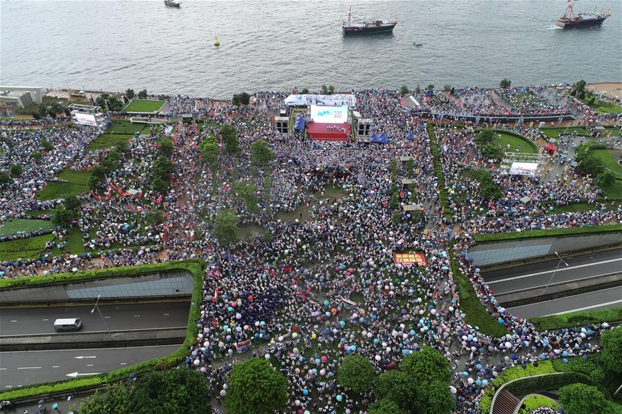 Residentes de Hong Kong organizam comício pedindo paz e estabilidade