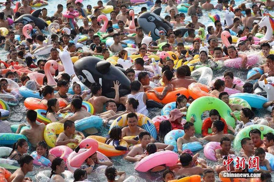 Habitantes de Nanjing acorrem em massa a espaços aquáticos para combater o calor