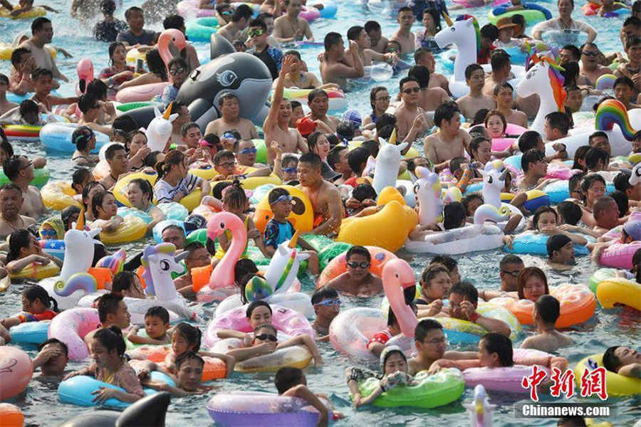 Habitantes de Nanjing acorrem em massa a espaços aquáticos para combater o calor