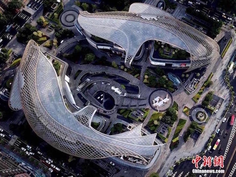 Edifícios no formato de carpas sobressaem na Praça Tianhuan de Guangzhou