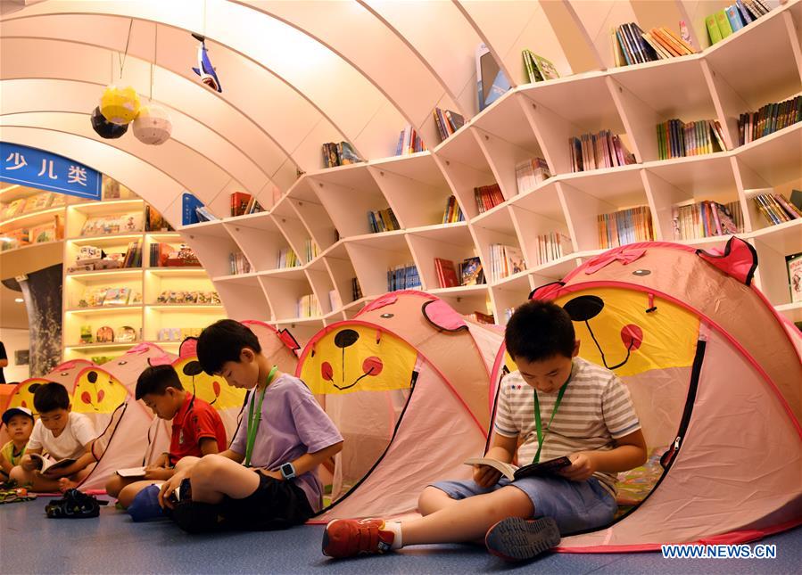 Qingdao: livraria mantém instalações abertas durante a noite para promover hábitos de leitura