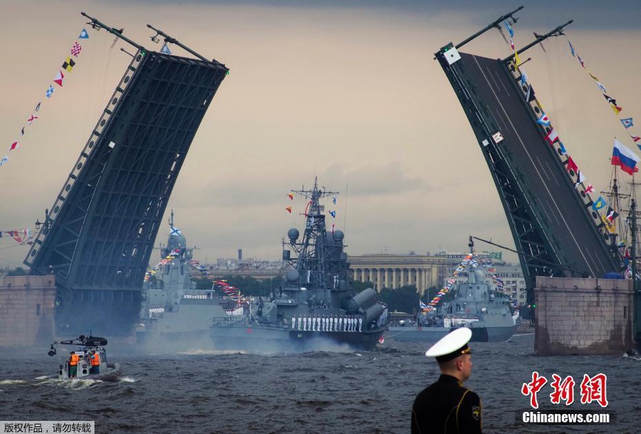 Rússia detém a celebração do dia da marinha com desfile naval