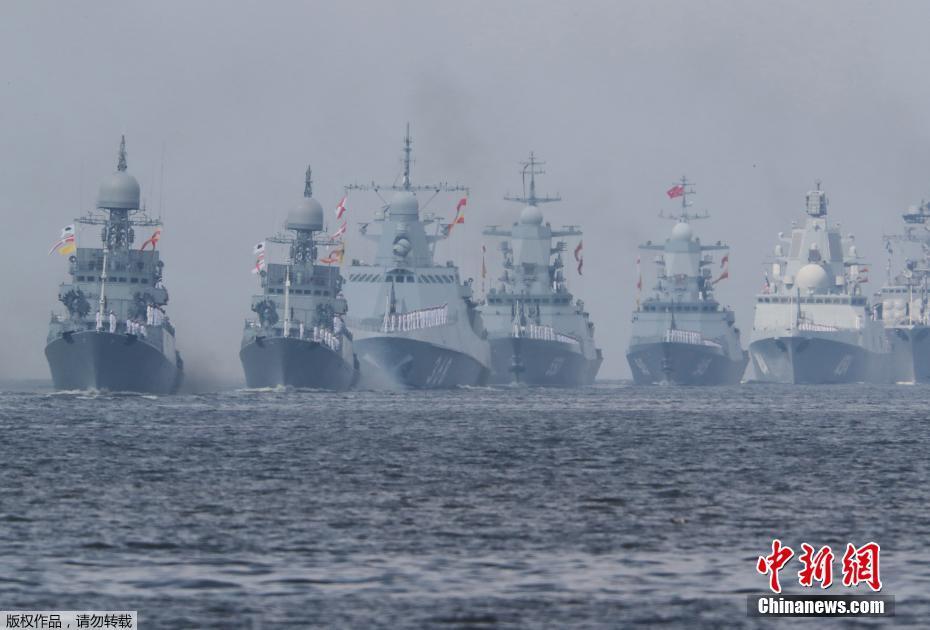 Rússia detém a celebração do dia da marinha com desfile naval
