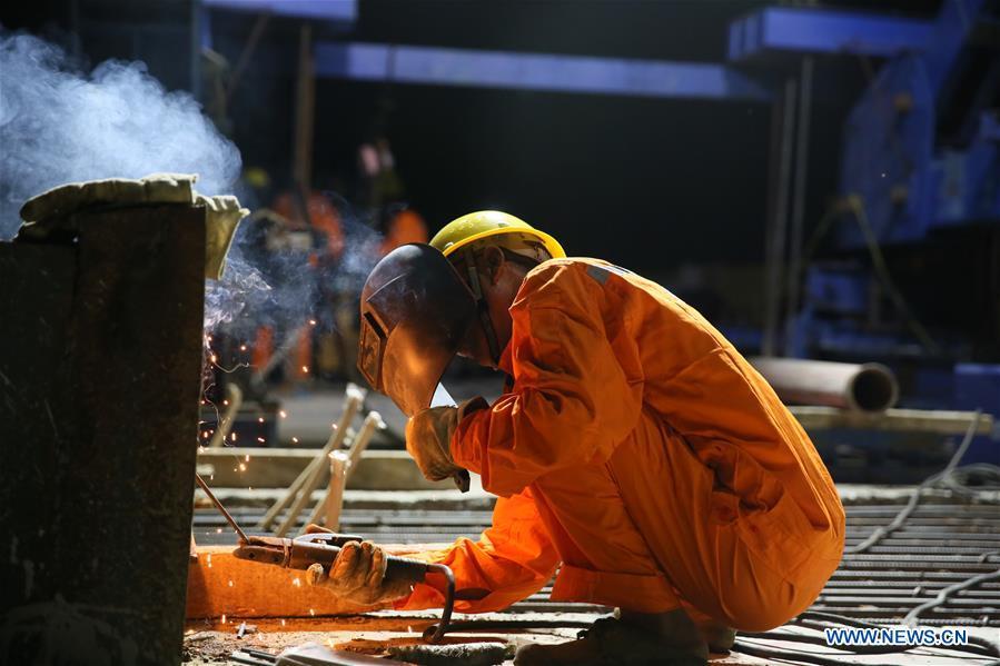 Seção principal da ponte ferroviária China-Laos no rio Mekong concluída 