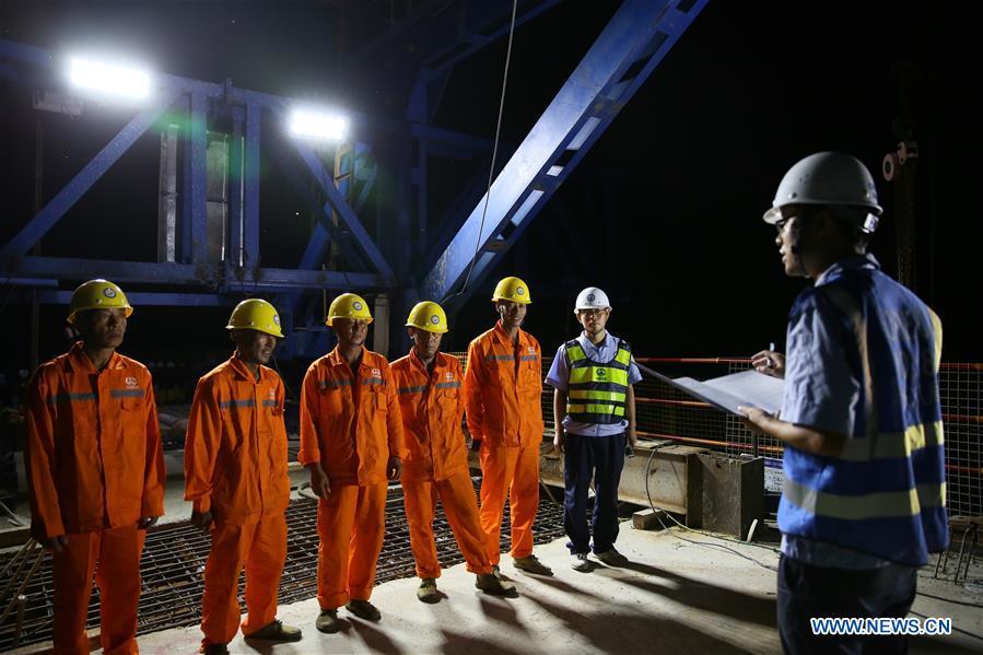 Seção principal da ponte ferroviária China-Laos no rio Mekong concluída 