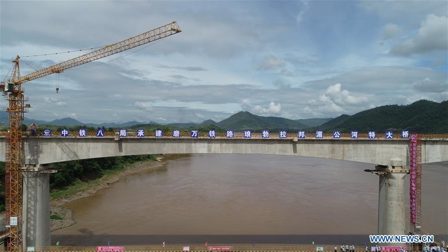 Seção principal da ponte ferroviária China-Laos no rio Mekong concluída 