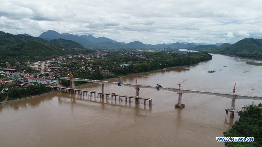 Seção principal da ponte ferroviária China-Laos no rio Mekong concluída 