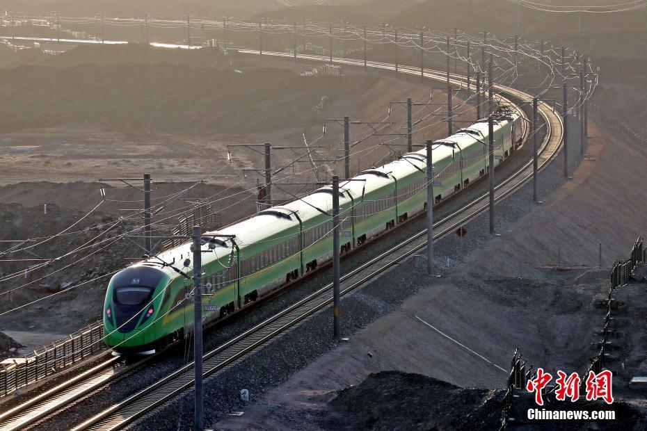 Xinjiang inaugura primeiro trem-bala “Fuxing”
