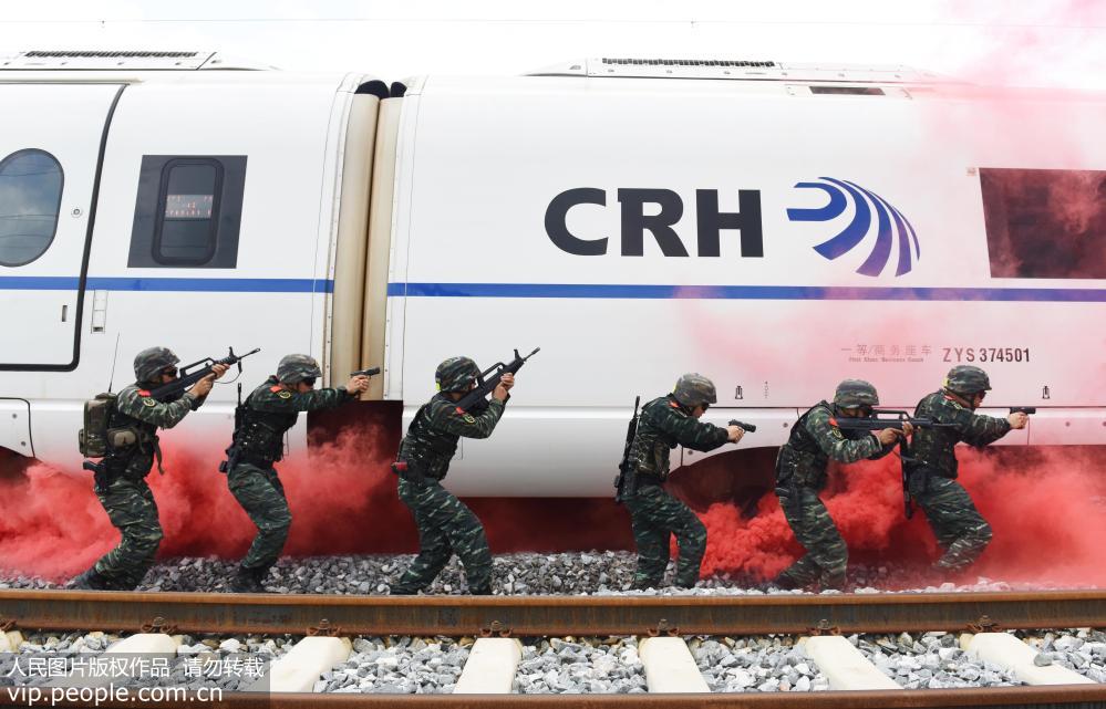 Polícia chinesa faz exercício de resgate de reféns em trem-bala