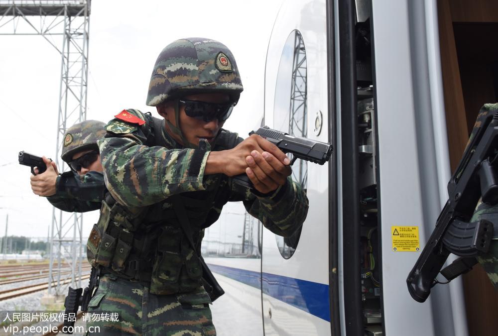 Polícia chinesa faz exercício de resgate de reféns em trem-bala