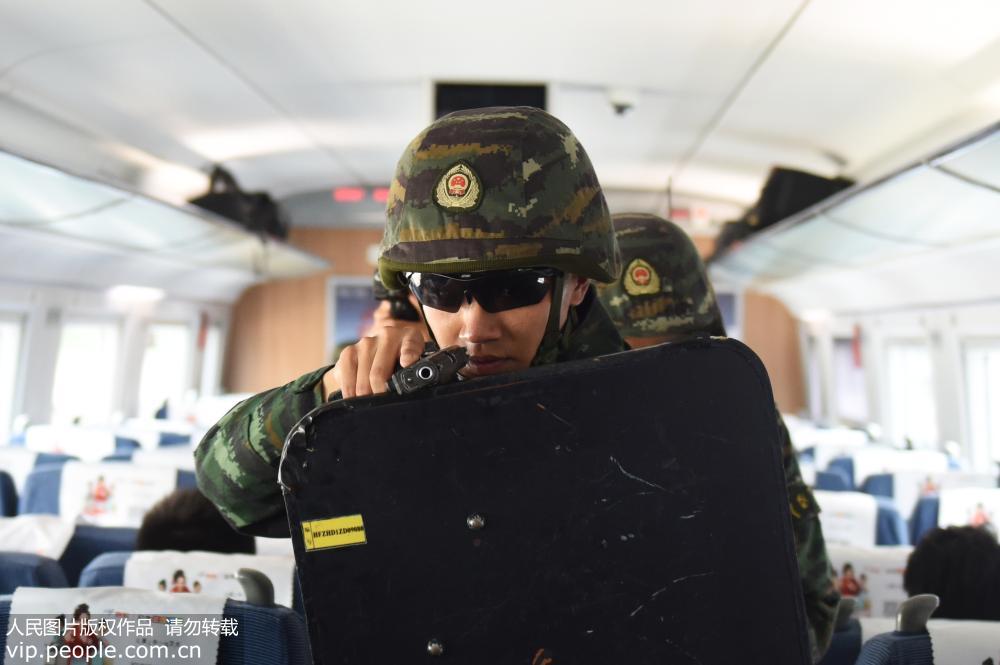 Polícia chinesa faz exercício de resgate de reféns em trem-bala