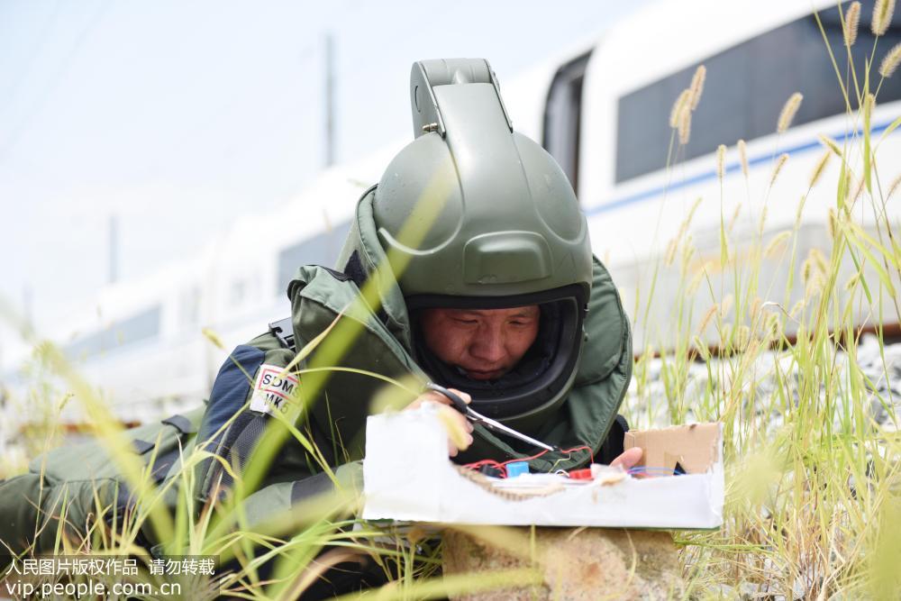 Polícia chinesa faz exercício de resgate de reféns em trem-bala