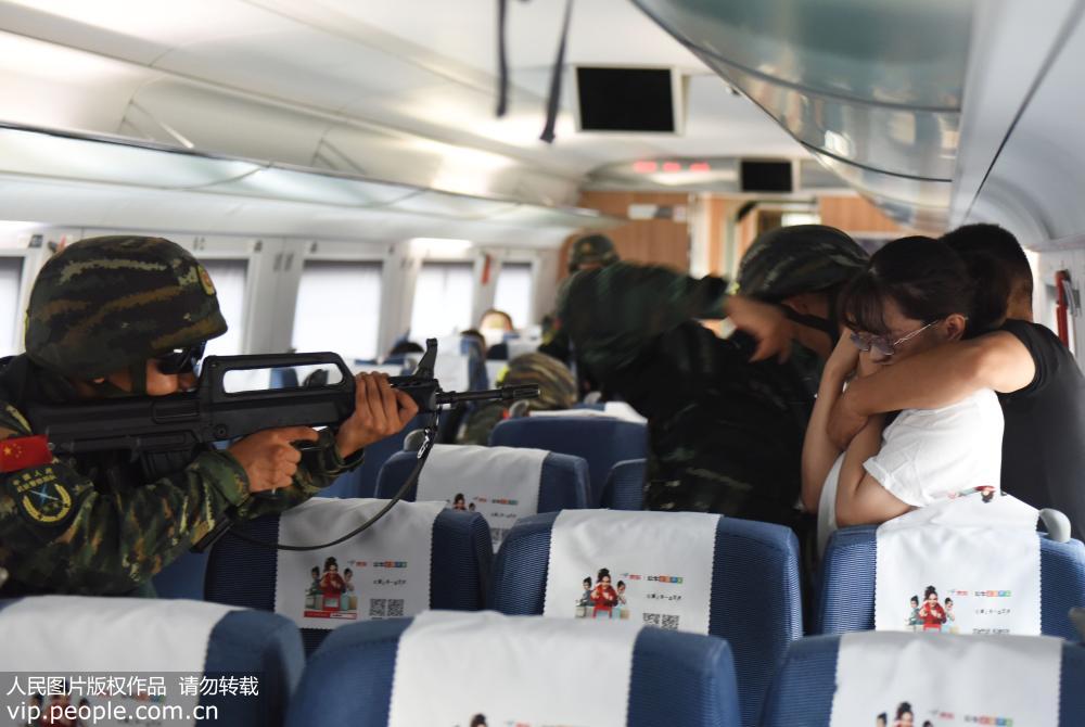 Polícia chinesa faz exercício de resgate de reféns em trem-bala