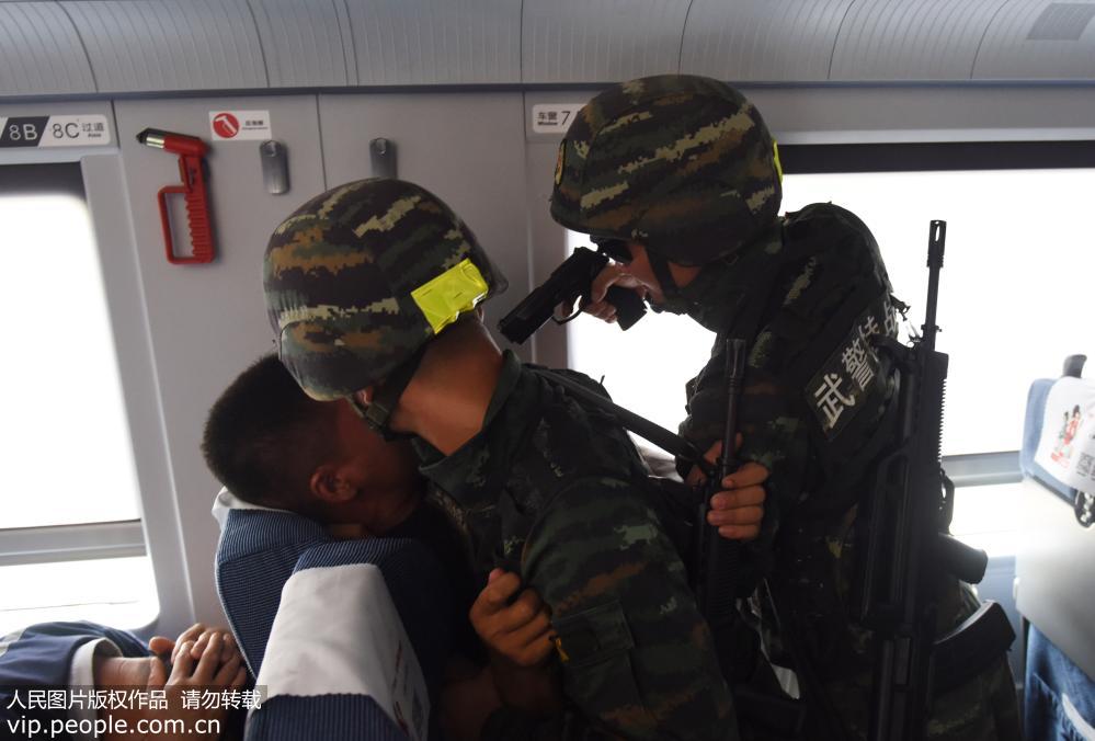 Polícia chinesa faz exercício de resgate de reféns em trem-bala