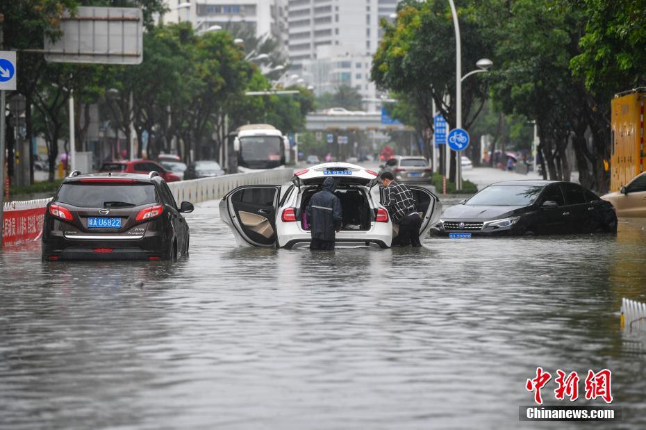 Serviços de balsa suspensos no Estreito de Qiongzhou devido ao tufão iminente