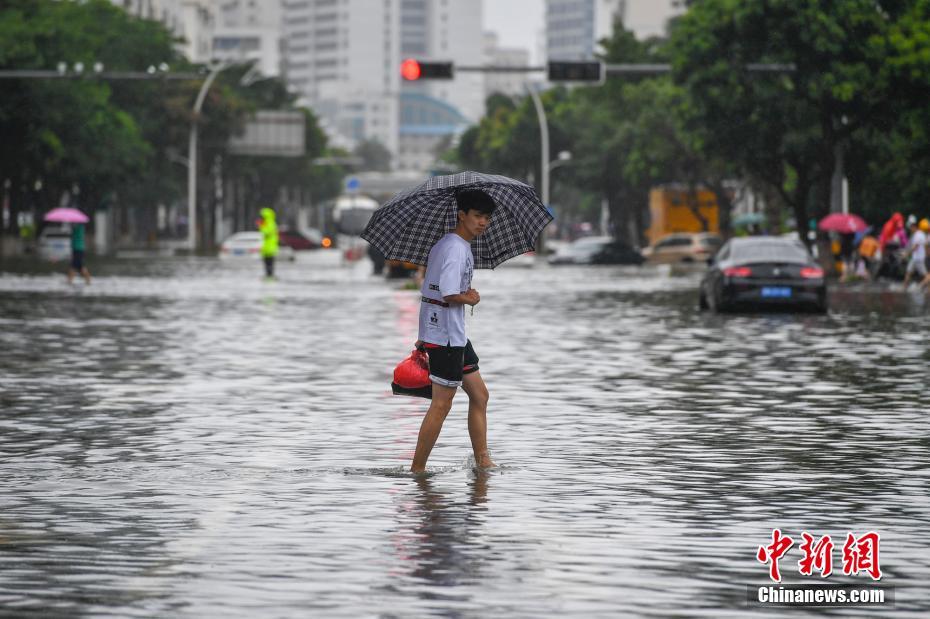 Serviços de balsa suspensos no Estreito de Qiongzhou devido ao tufão iminente