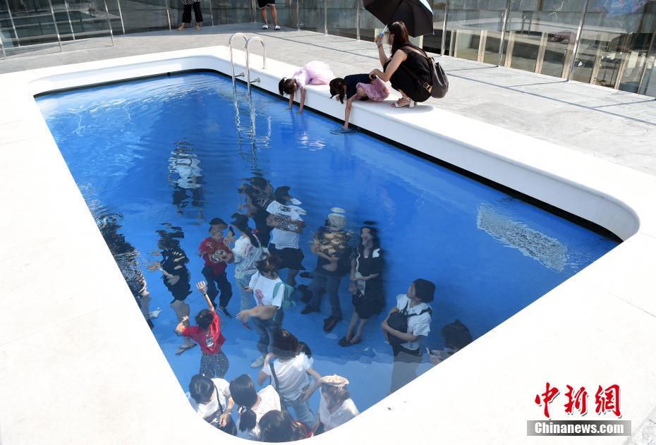 Exposição de artista argentino Leandro Erlich faz sucesso entre chineses