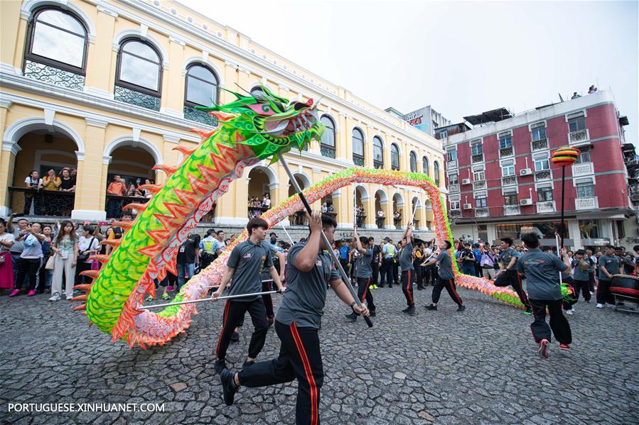 Desfile de dança do dragão e leão realizado em Macau como parte do desafio Wushu Masters 2019