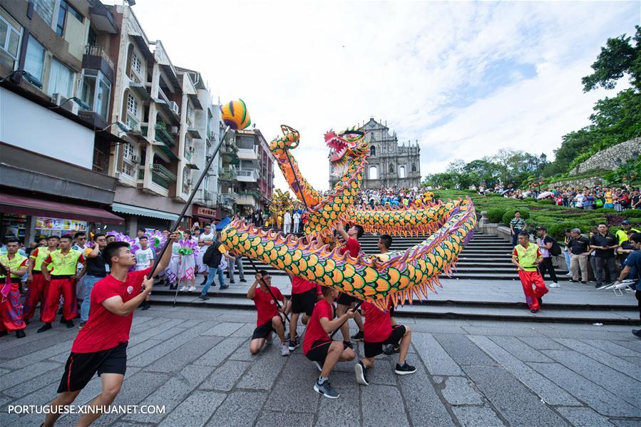 Desfile de dança do dragão e leão realizado em Macau como parte do desafio Wushu Masters 2019