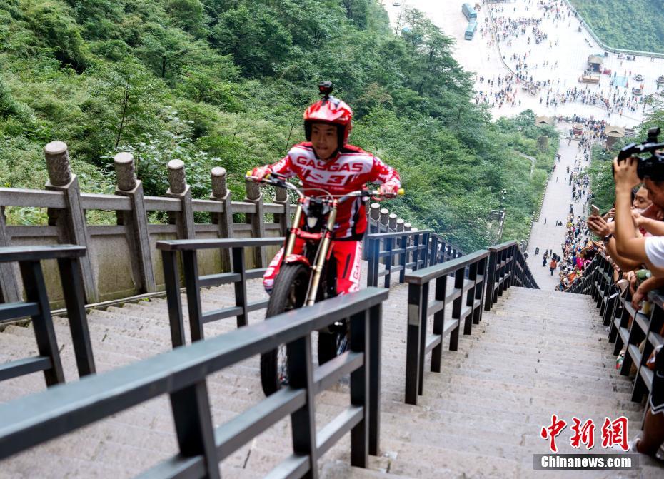  Motociclista de escalada extrema da China desafia com sucesso de 