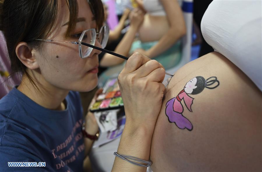 China: Concurso de moda de ventre é realizado em Haikou, em Hainan
