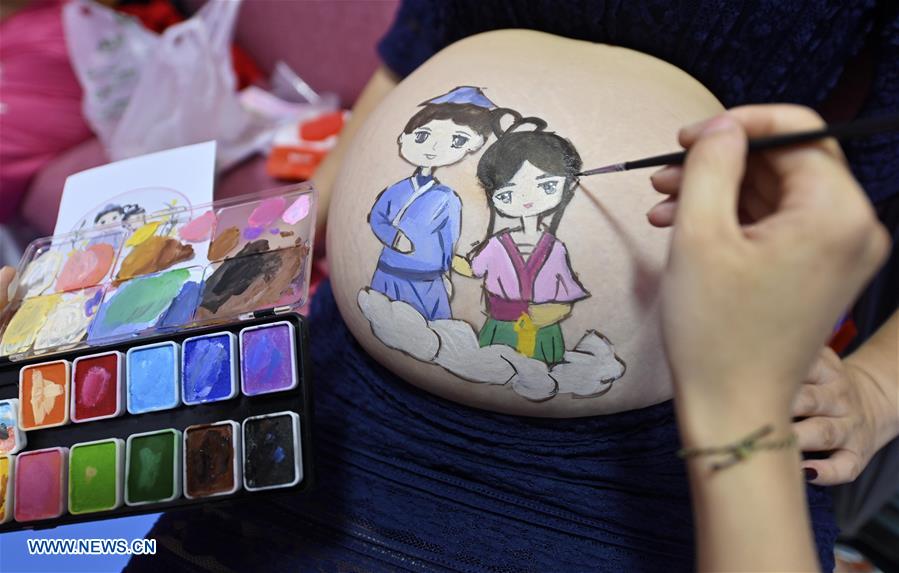 China: Concurso de moda de ventre é realizado em Haikou, em Hainan