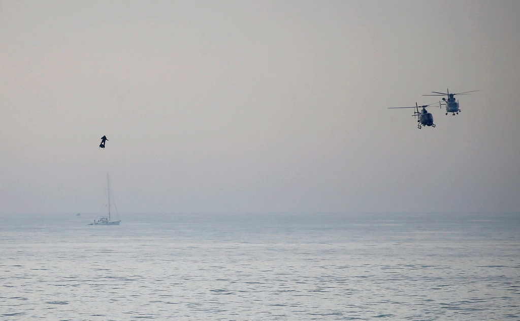 Francês atravessa com sucesso Canal da Mancha em prancha voadora