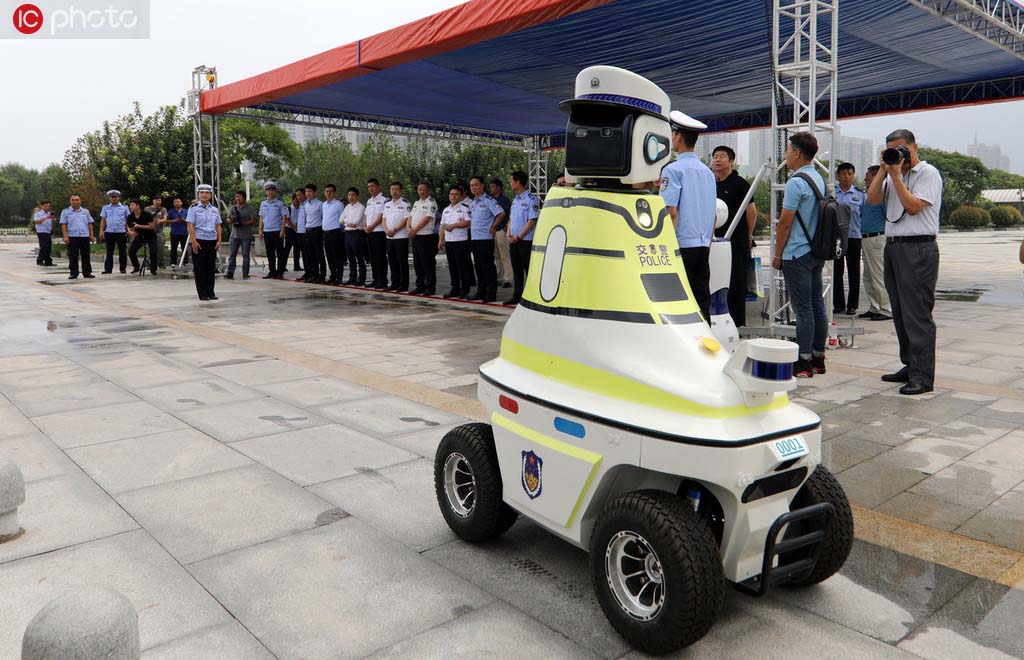 Robô policial de trânsito entra em funcionamento na cidade chinesa de Handan