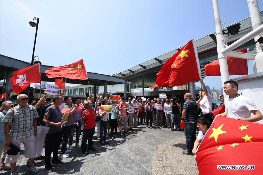 Residentes de Hong Kong reunidos em homenagem à bandeira nacional