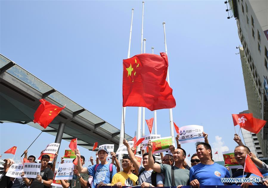 Residentes de Hong Kong reunidos em homenagem à bandeira nacional