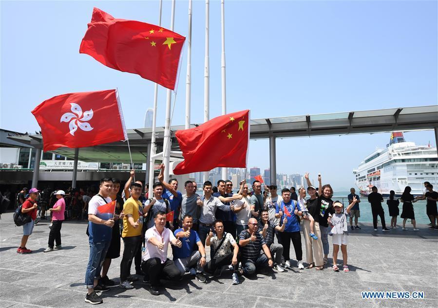 Residentes de Hong Kong reunidos em homenagem à bandeira nacional