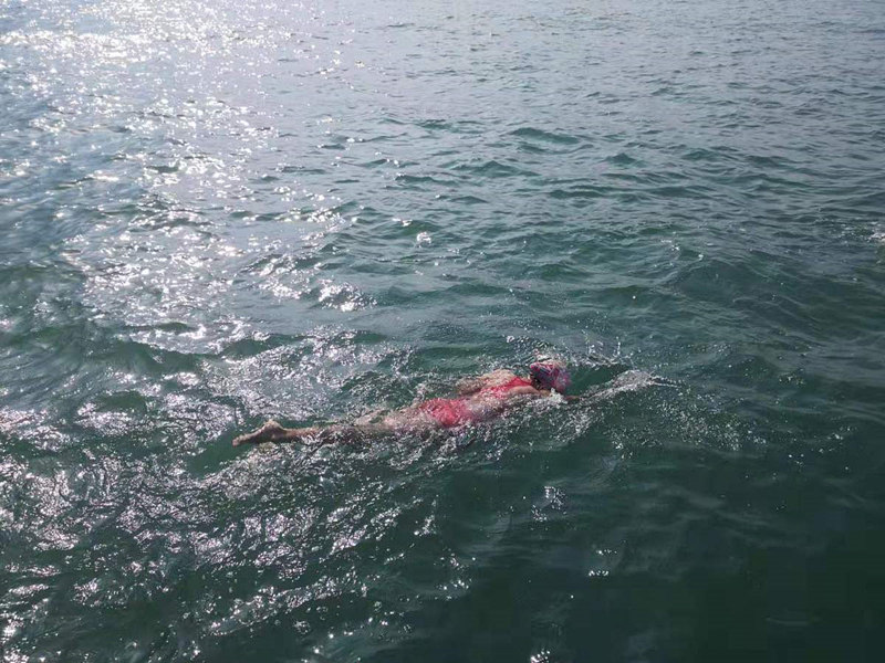 Menina atravessa a nado Estreito de Qiongzhou em 13 horas
