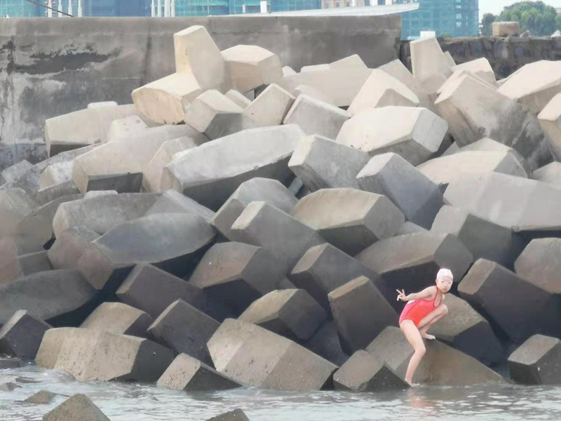 Menina atravessa a nado Estreito de Qiongzhou em 13 horas