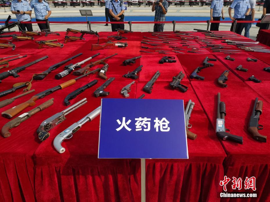 China: destruição simultânea de armas e explosivos ilegais em 154 cidades