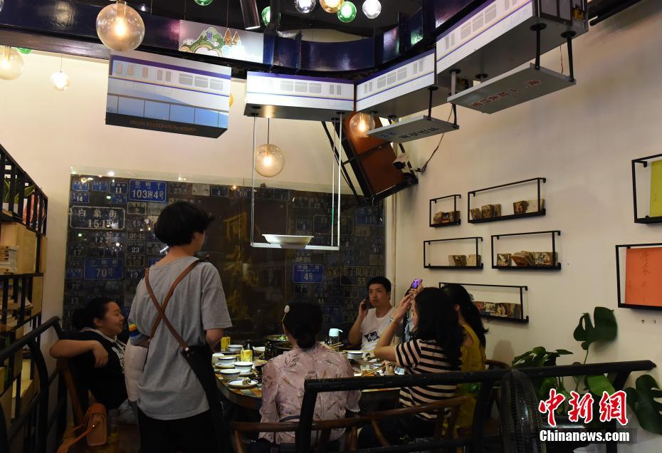 Chongqing: “metro ligeiro” serve pratos em restaurante