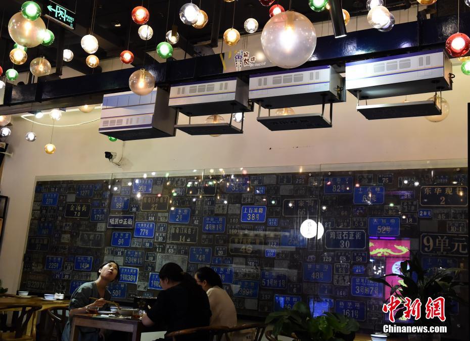 Chongqing: “metro ligeiro” serve pratos em restaurante