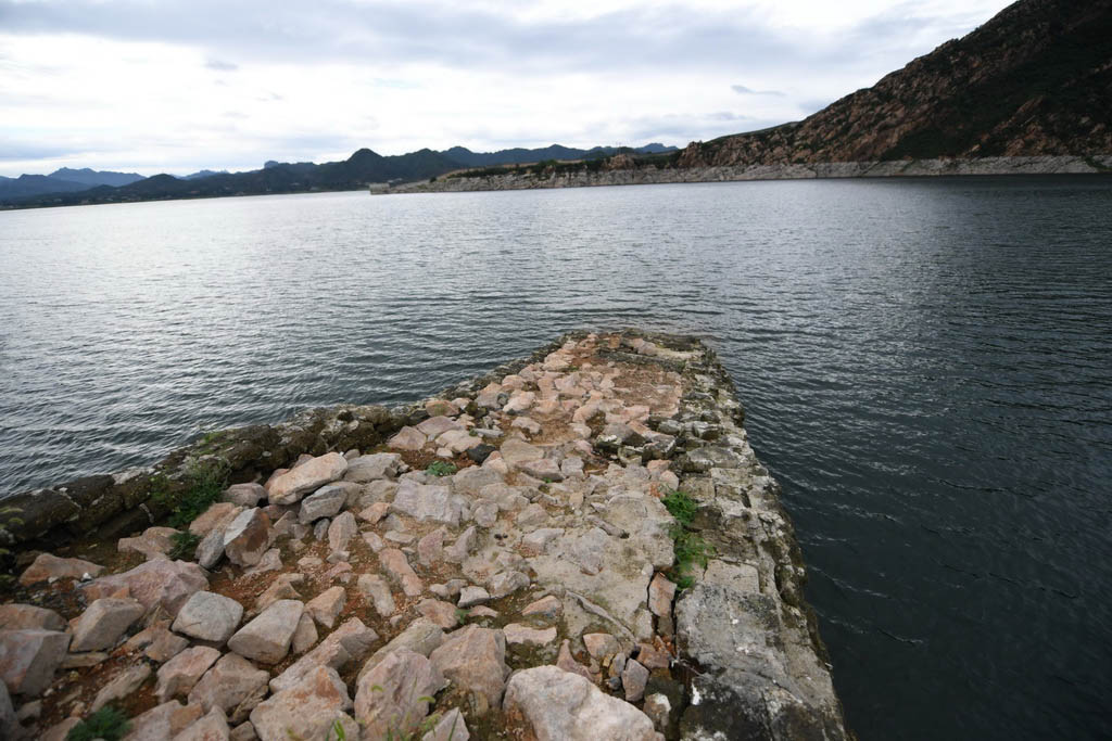 Secção subaquática da Grande Muralha Ming reemerge das profundezas