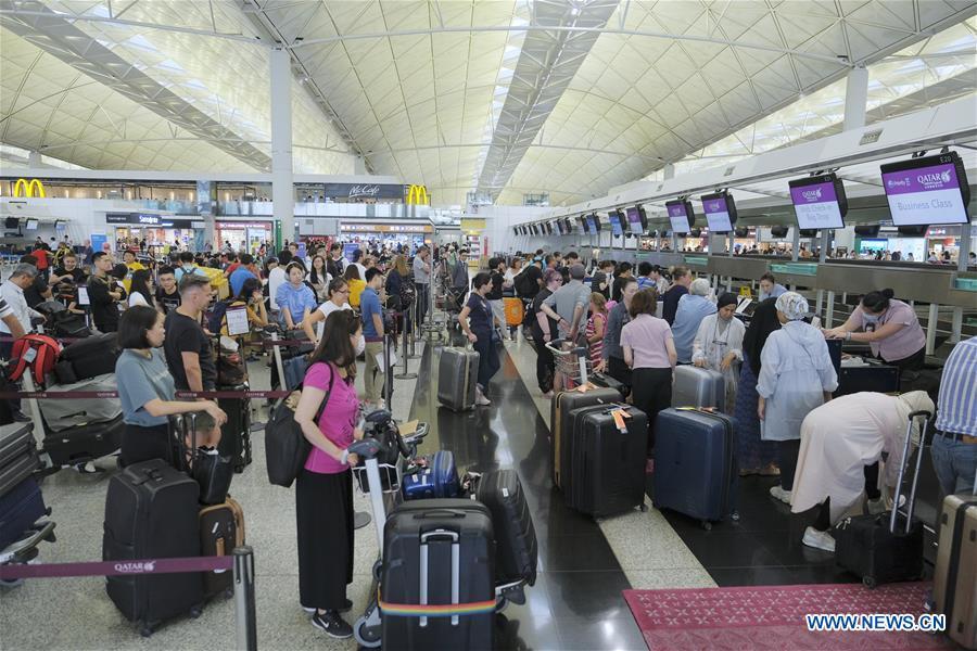 Hong Kong: ordem restabelecida no aeroporto após contenção manifestações