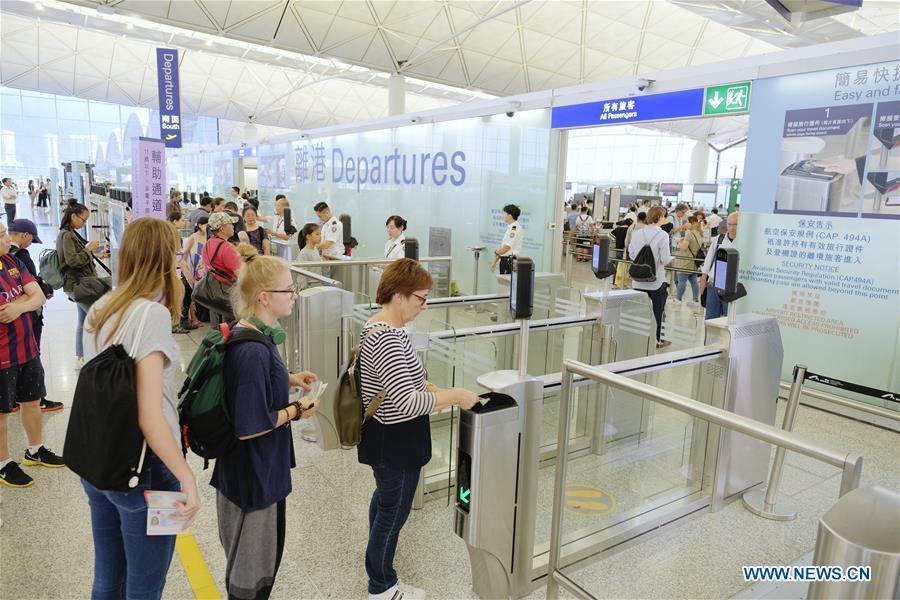 Hong Kong: ordem restabelecida no aeroporto após contenção manifestações