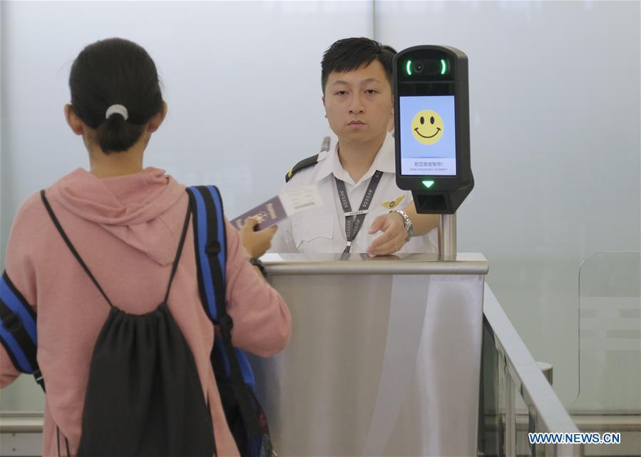 Hong Kong: ordem restabelecida no aeroporto após contenção manifestações