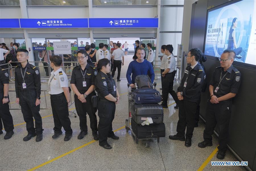 Hong Kong: ordem restabelecida no aeroporto após contenção manifestações