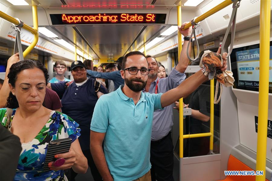 Novos vagões de metrô chineses começam a operar em Boston, EUA