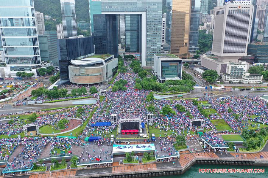 476,000 pessoas aparecem no parque de HK para apoiar a polícia