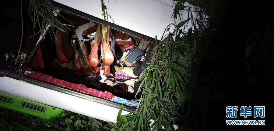 Laos: 13 turistas chineses mortos em acidente de trânsito
